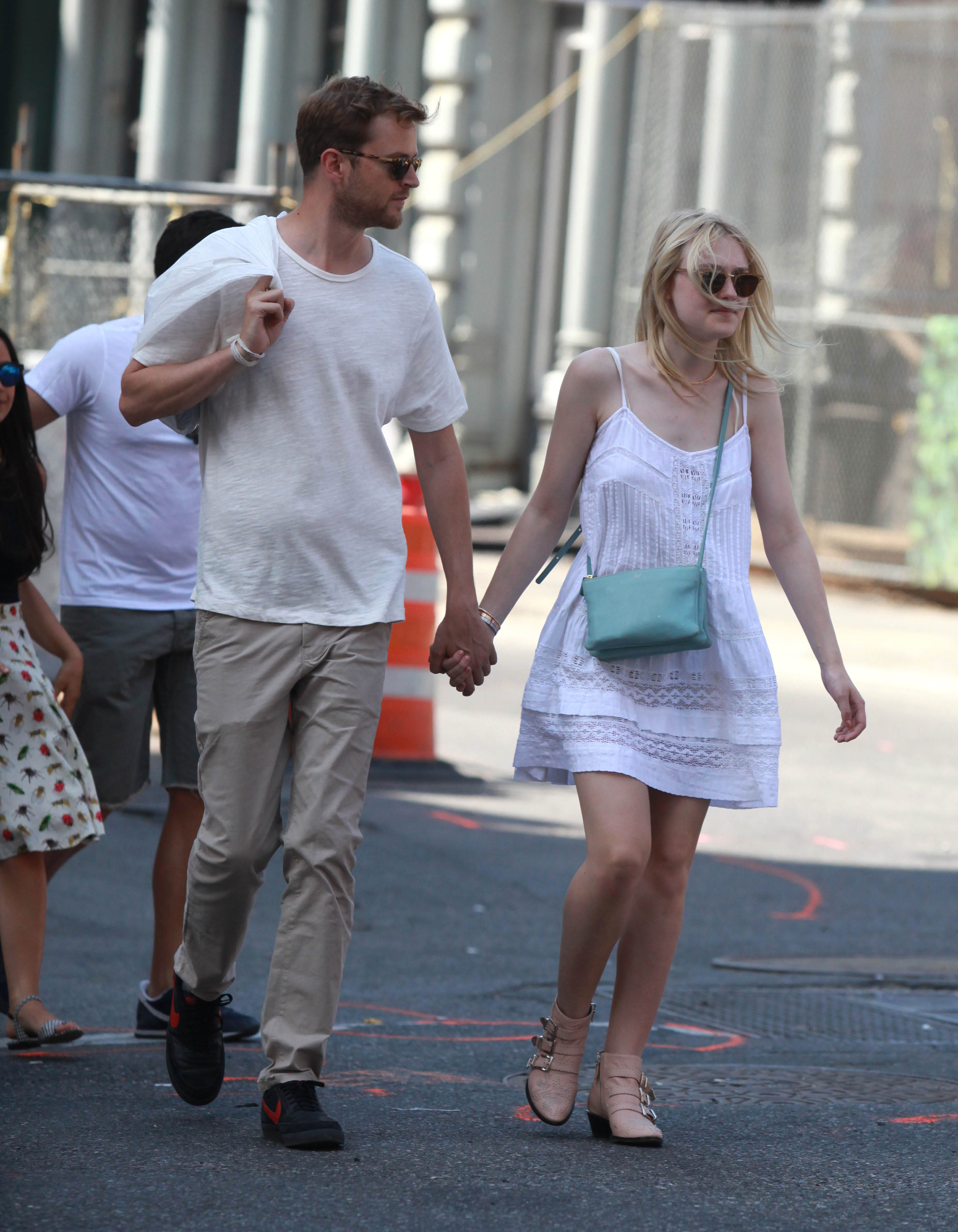 Дакота Фаннинг. Того же дня папарацци снова удалось поймать Дакоту и Джейми в Нью-Йорке.