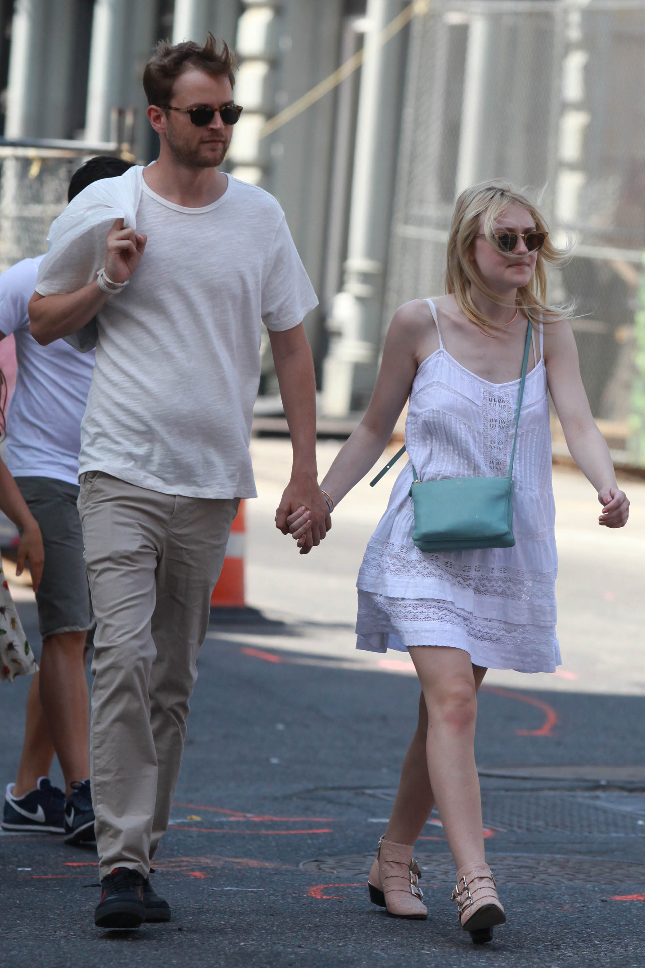 Дакота Фаннинг. Того же дня папарацци снова удалось поймать Дакоту и Джейми в Нью-Йорке.