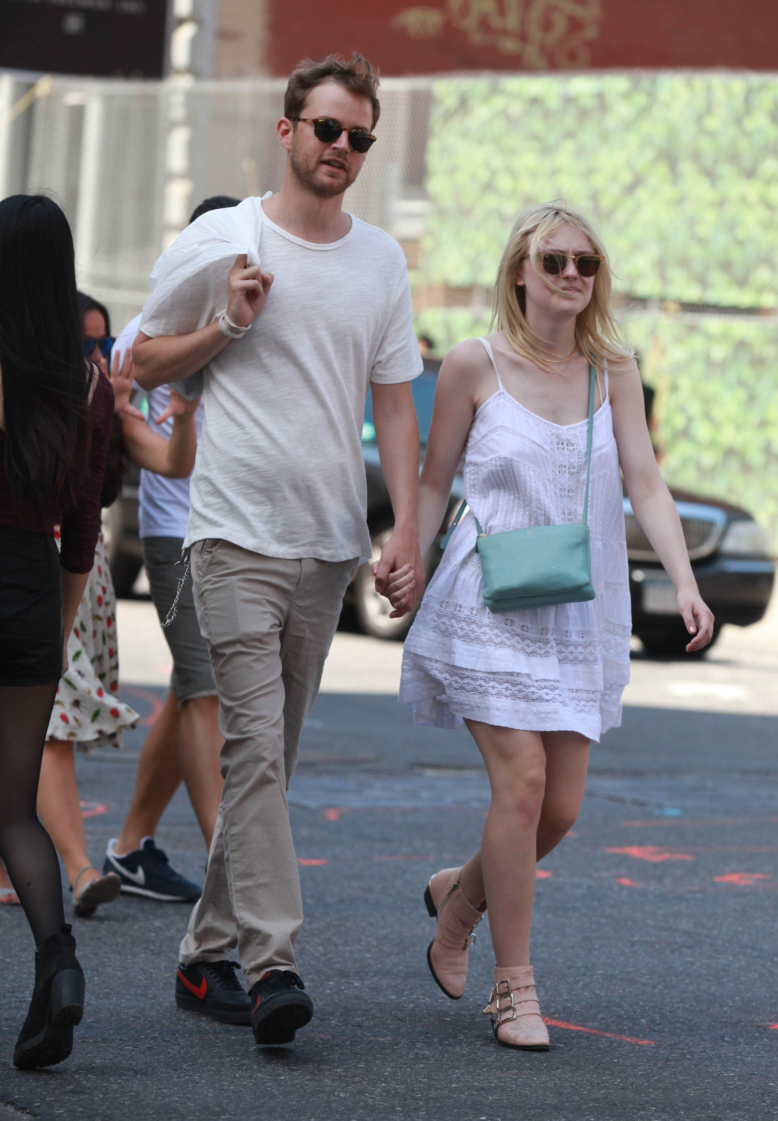 Дакота Фаннинг. Того же дня папарацци снова удалось поймать Дакоту и Джейми в Нью-Йорке.