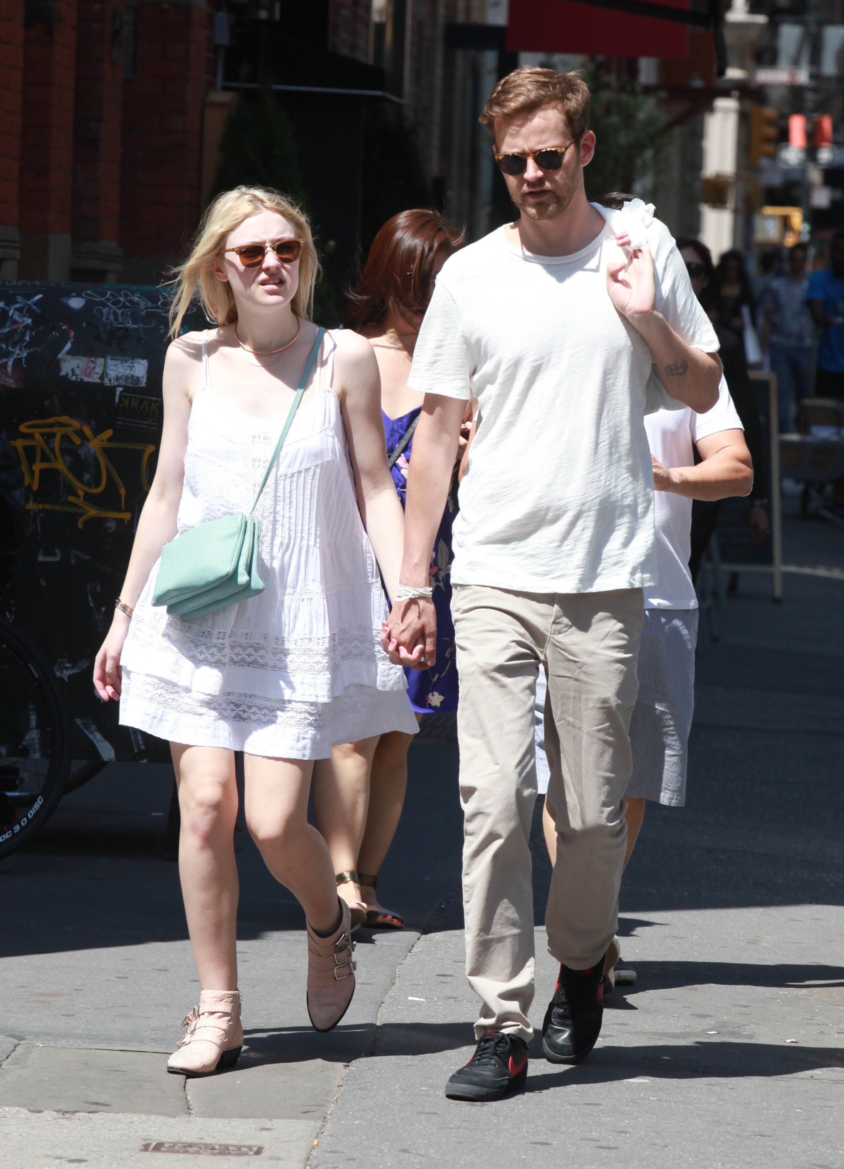 Дакота Фаннинг. Того же дня папарацци снова удалось поймать Дакоту и Джейми в Нью-Йорке.