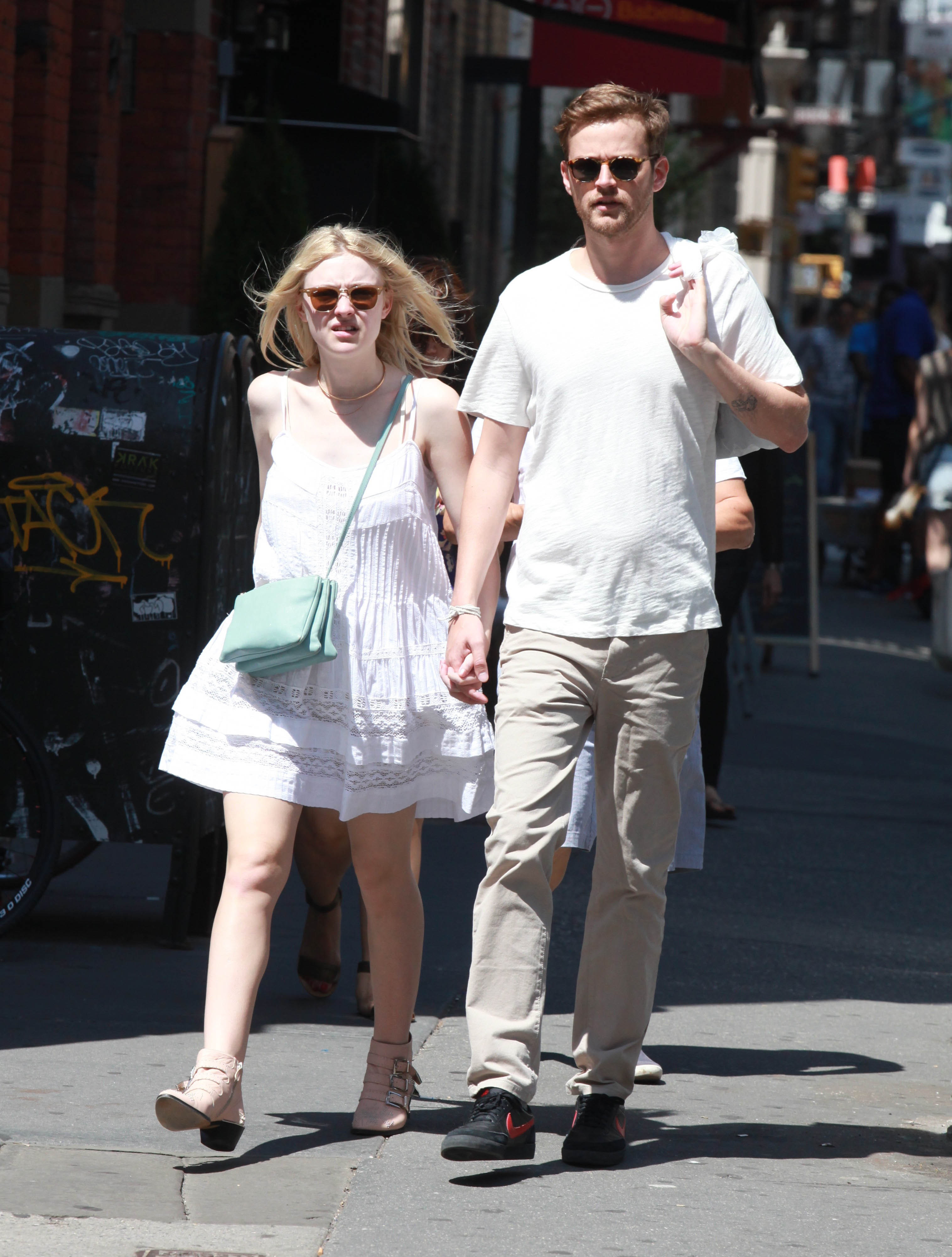 Дакота Фаннинг. Того же дня папарацци снова удалось поймать Дакоту и Джейми в Нью-Йорке.