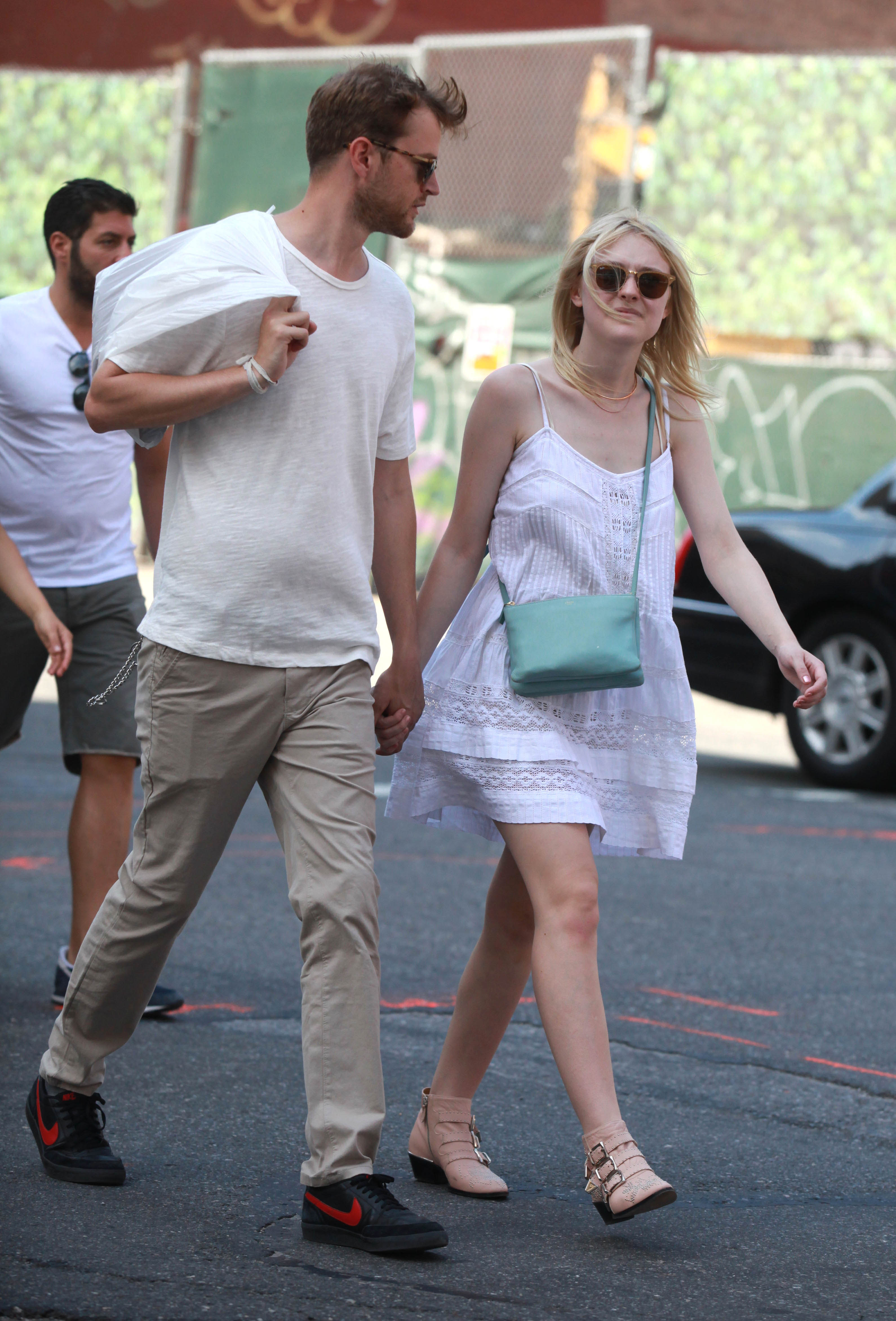 Дакота Фаннинг. Того же дня папарацци снова удалось поймать Дакоту и Джейми в Нью-Йорке.