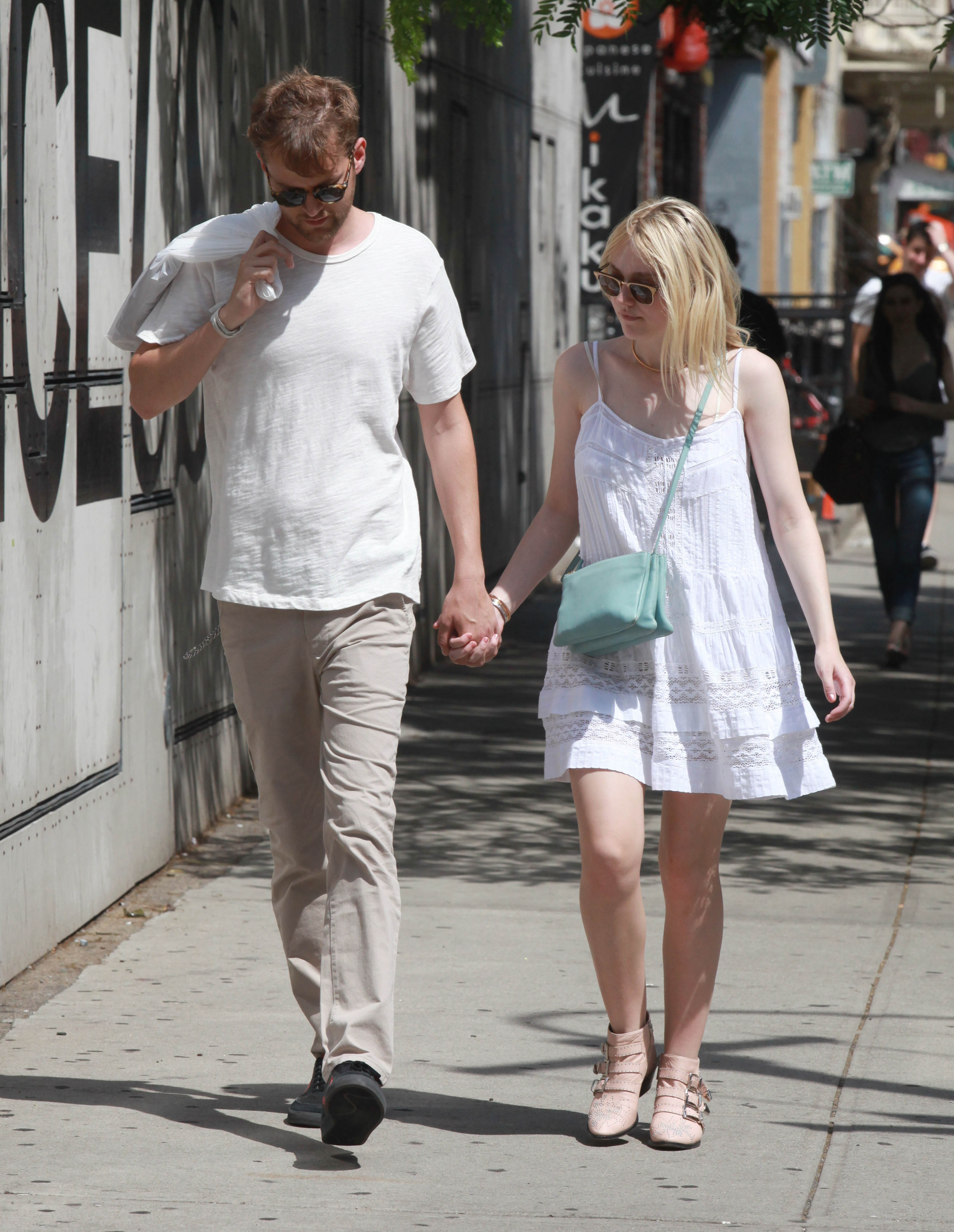 Дакота Фаннинг. Того же дня папарацци снова удалось поймать Дакоту и Джейми в Нью-Йорке.