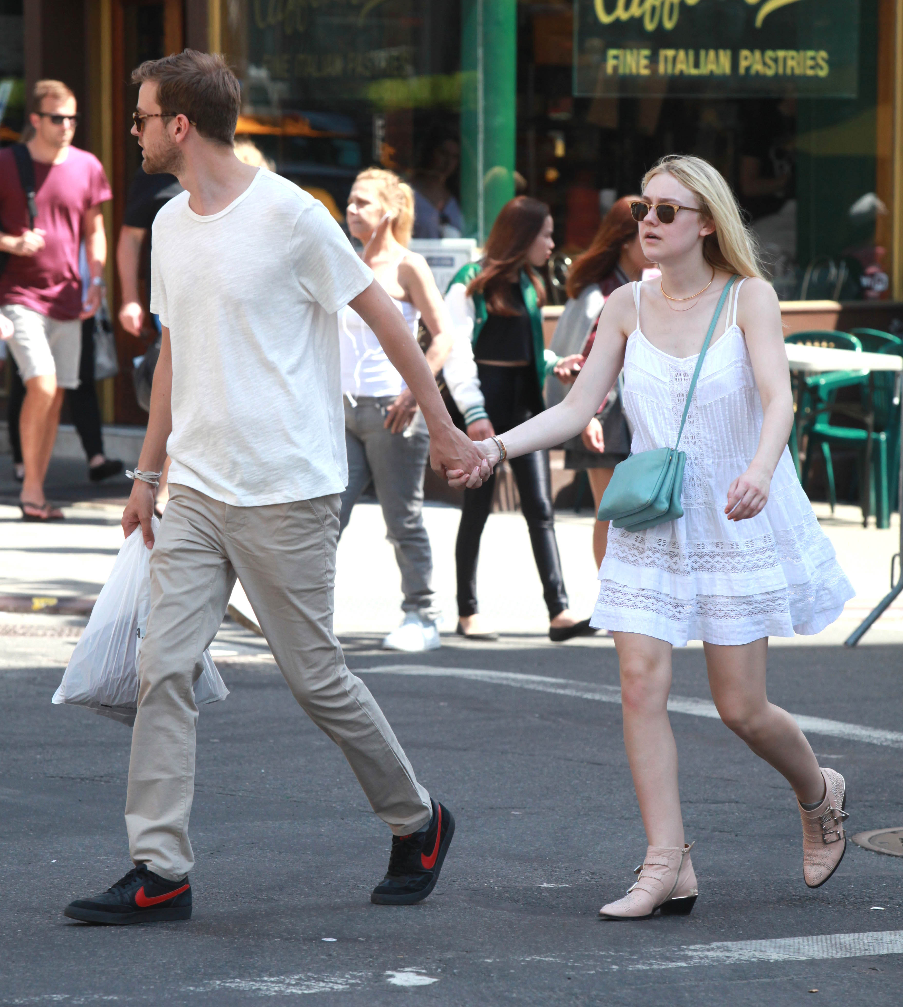 Дакота Фаннинг. Того же дня папарацци снова удалось поймать Дакоту и Джейми в Нью-Йорке.