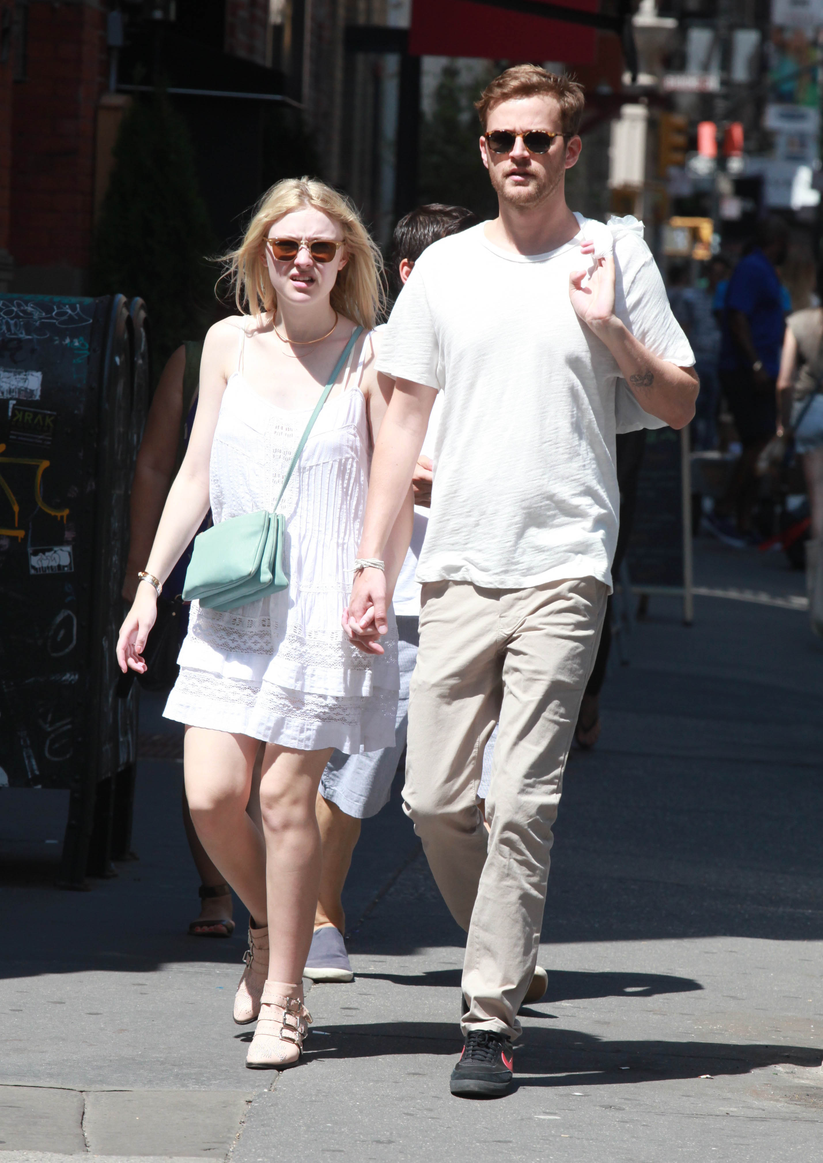 Дакота Фаннинг. Того же дня папарацци снова удалось поймать Дакоту и Джейми в Нью-Йорке.