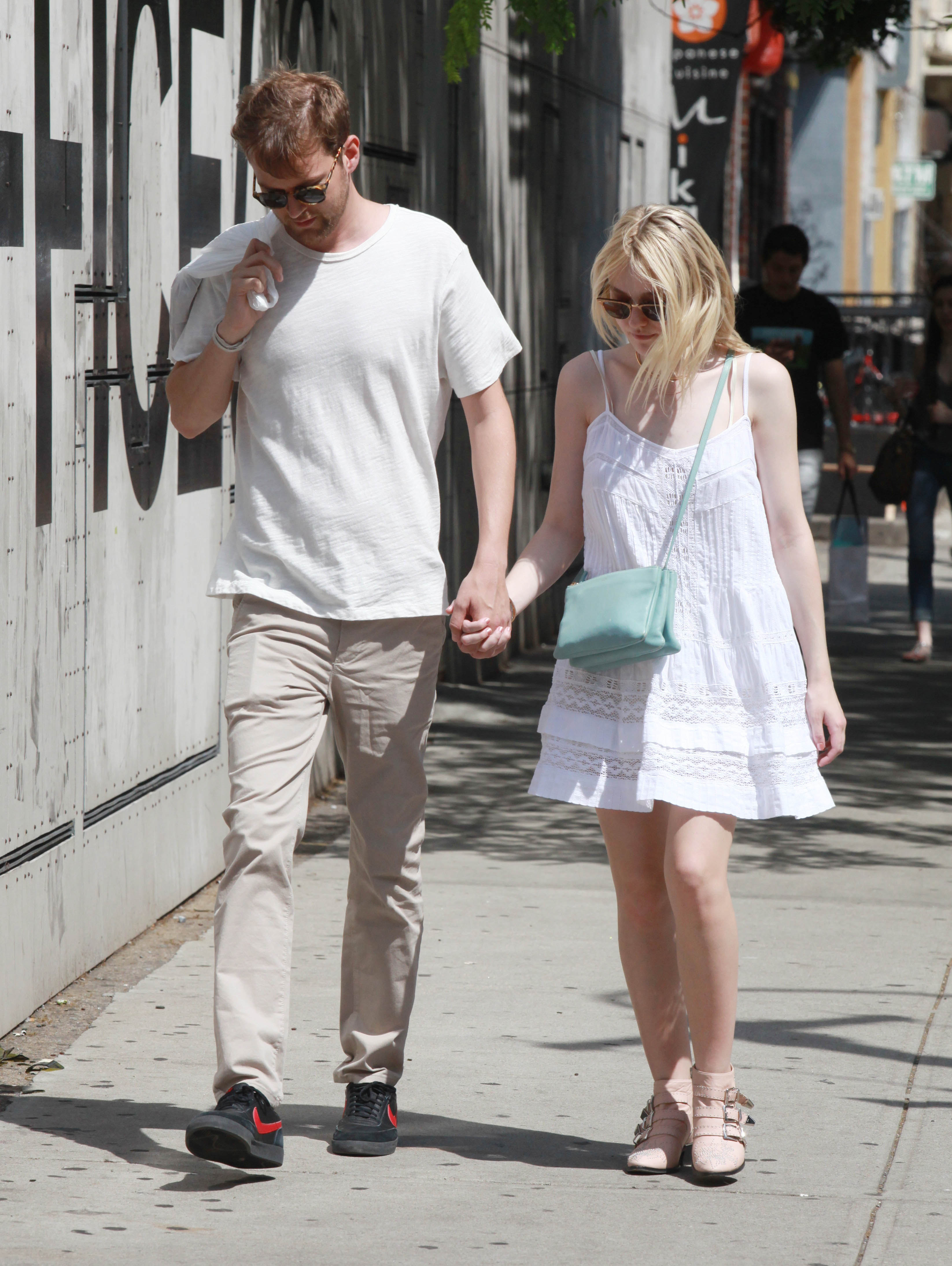 Дакота Фаннинг. Того же дня папарацци снова удалось поймать Дакоту и Джейми в Нью-Йорке.