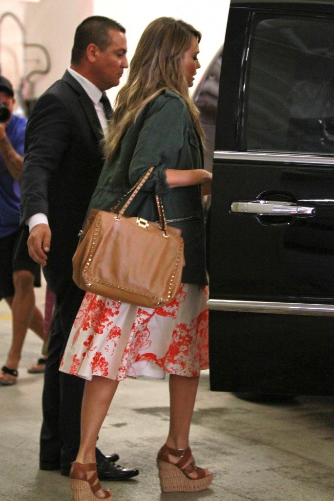 Джессика Альба. Джессика Альба закупается в "Whole Foods"