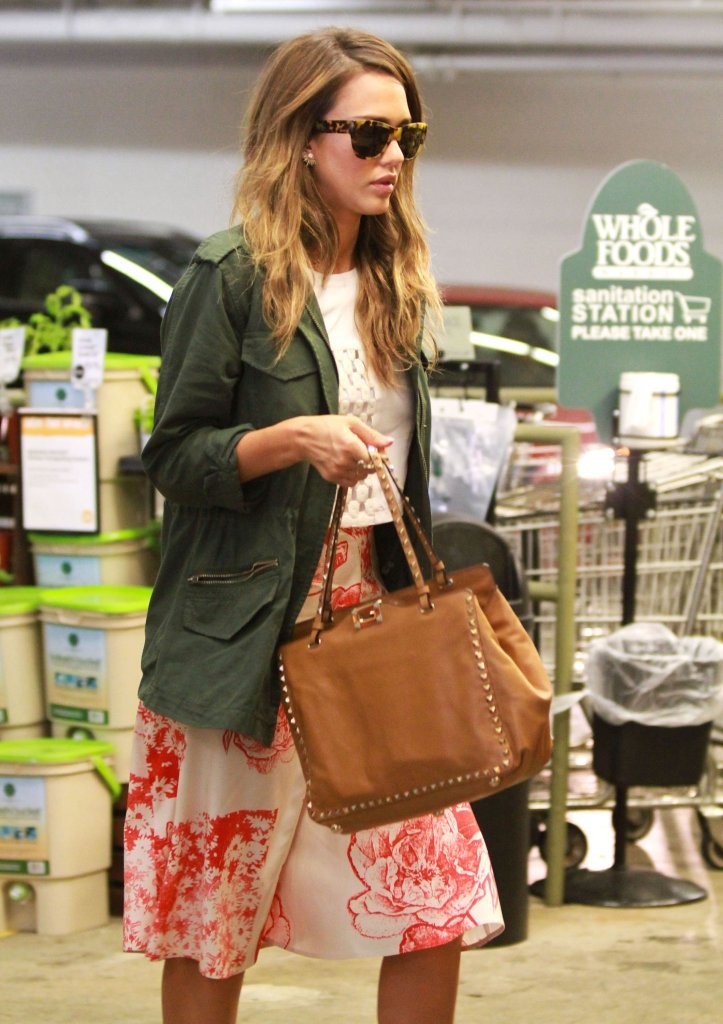 Джессика Альба. Джессика Альба закупается в "Whole Foods"