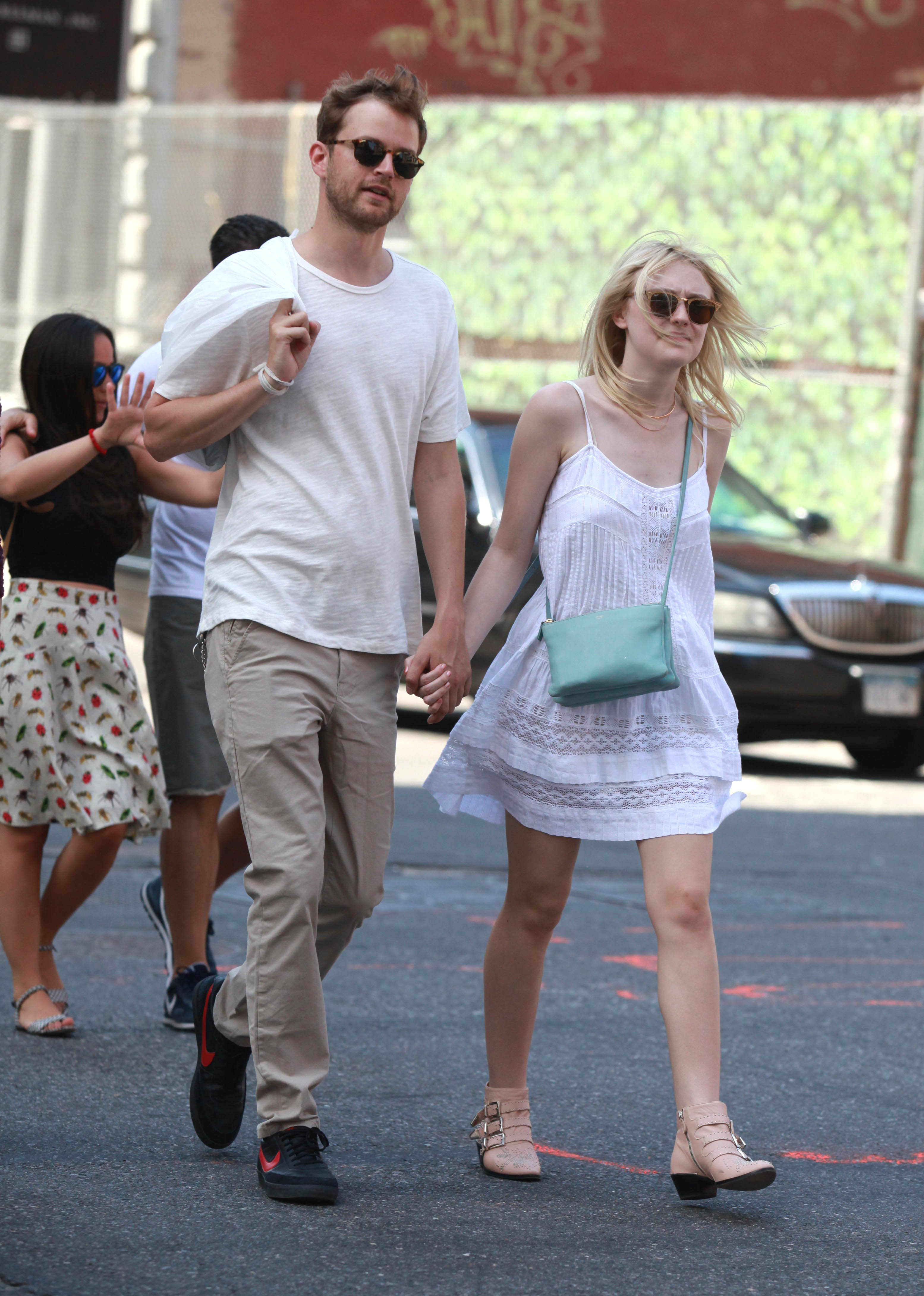 Дакота Фаннинг. Того же дня папарацци снова удалось поймать Дакоту и Джейми в Нью-Йорке.