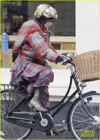 Хелена Бонэм Картер. Фото с велопрогулки по дождливому Лондону