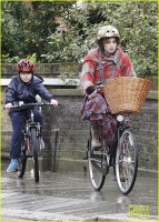 Хелена Бонэм Картер. Фото с велопрогулки по дождливому Лондону