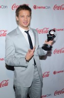 Джереми Реннер. “CINEMACON® MALE STAR OF THE YEAR AWARD”