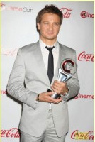 Джереми Реннер. “CINEMACON® MALE STAR OF THE YEAR AWARD”