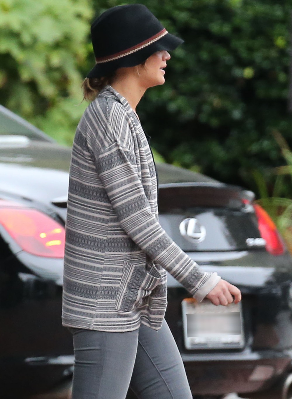 Дженнифер Лоуренс. Дженнифер в компании своей подруги и Лиама Хемсворта поужинала вчера в ресторане после съемок в фильме "Голодные игры: Сойка-пересмешница"