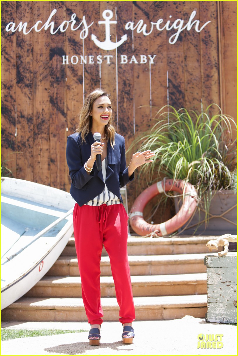 Джессика Альба. Джессика Альба была ведущей мероприятия в Сан-Диего