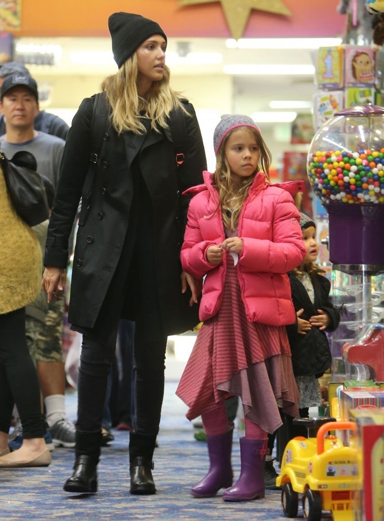 Джессика Альба. Джессика Альба с дочками на шопинге в Беверли-Хиллз