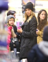 Джессика Альба. Джессика Альба с дочками на шопинге в Беверли-Хиллз