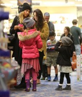 Джессика Альба. Джессика Альба с дочками на шопинге в Беверли-Хиллз