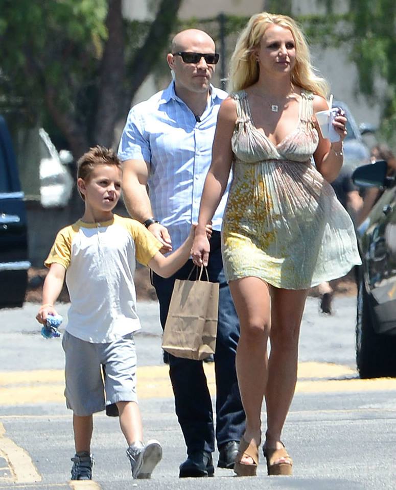 Бритни Спирс. 14 июля - Бритни ведет мальчиков в церковь