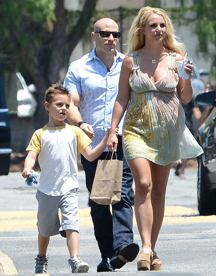 Бритни Спирс. 14 июля - Бритни ведет мальчиков в церковь