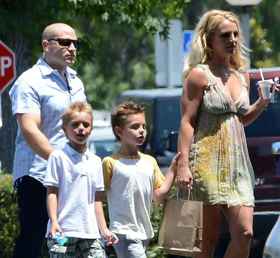 Бритни Спирс. 14 июля - Бритни ведет мальчиков в церковь