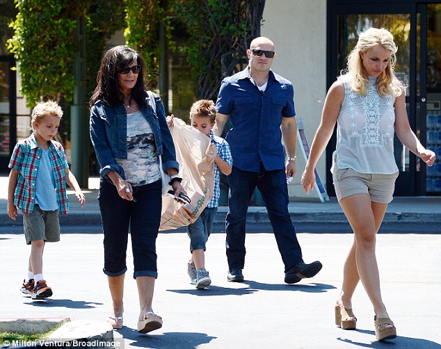 Бритни Спирс. 13 июля - Бритни с семьей посетила магазин игрушек Toys R Us в Камарилло