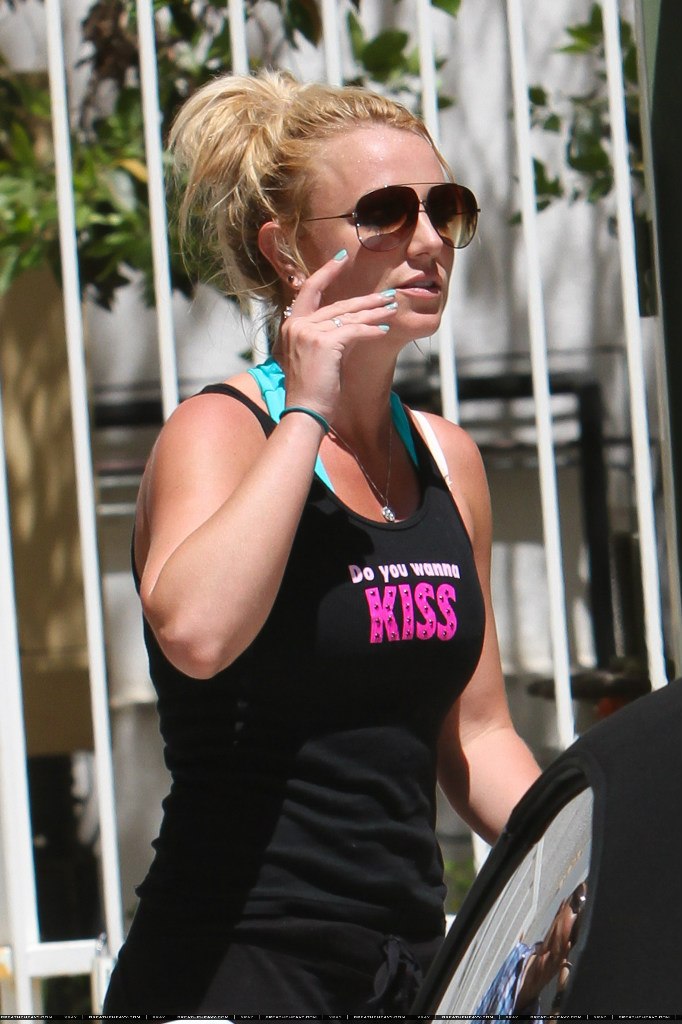 Бритни Спирс. 25 апреля - Бритни покидает спортзал в Санта Монике