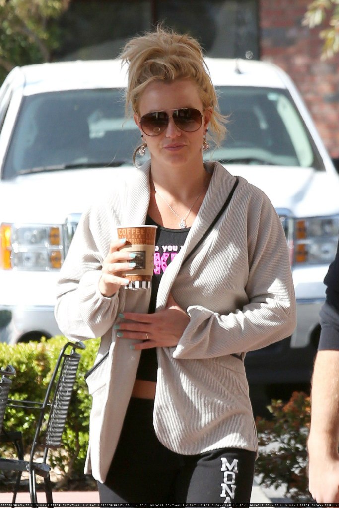 Бритни Спирс. 25 апреля - Бритни и Дэвид завтракают в кофейне Corner Bakery в Калабасасе