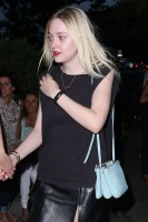 Дакота Фаннинг. А вечером того же дня парочку сфотографировали возле ресторана в Сохо.