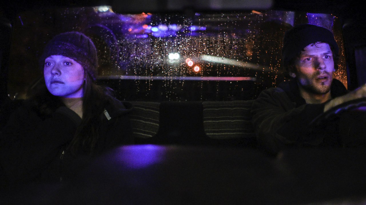 Дакота Фаннинг. Промо к фильму «Ночные движения» и кадр из фильма с Дакотой.