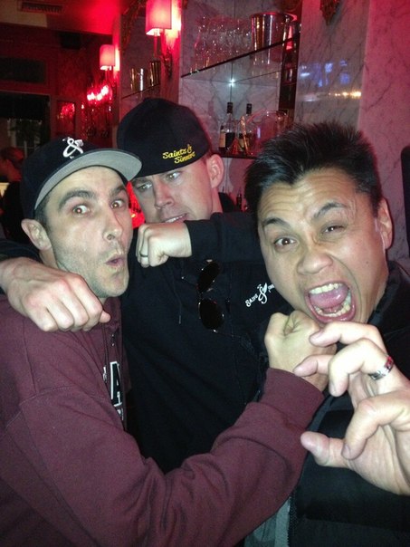 Ченнинг Татум. Ченнинг проводит время в своем ресторане "Святые и грешники" со своим другом Кунгом Ли