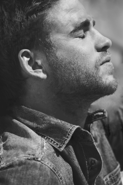 Лиам Хемсворт. "Issue Of Details" (March 2012) 