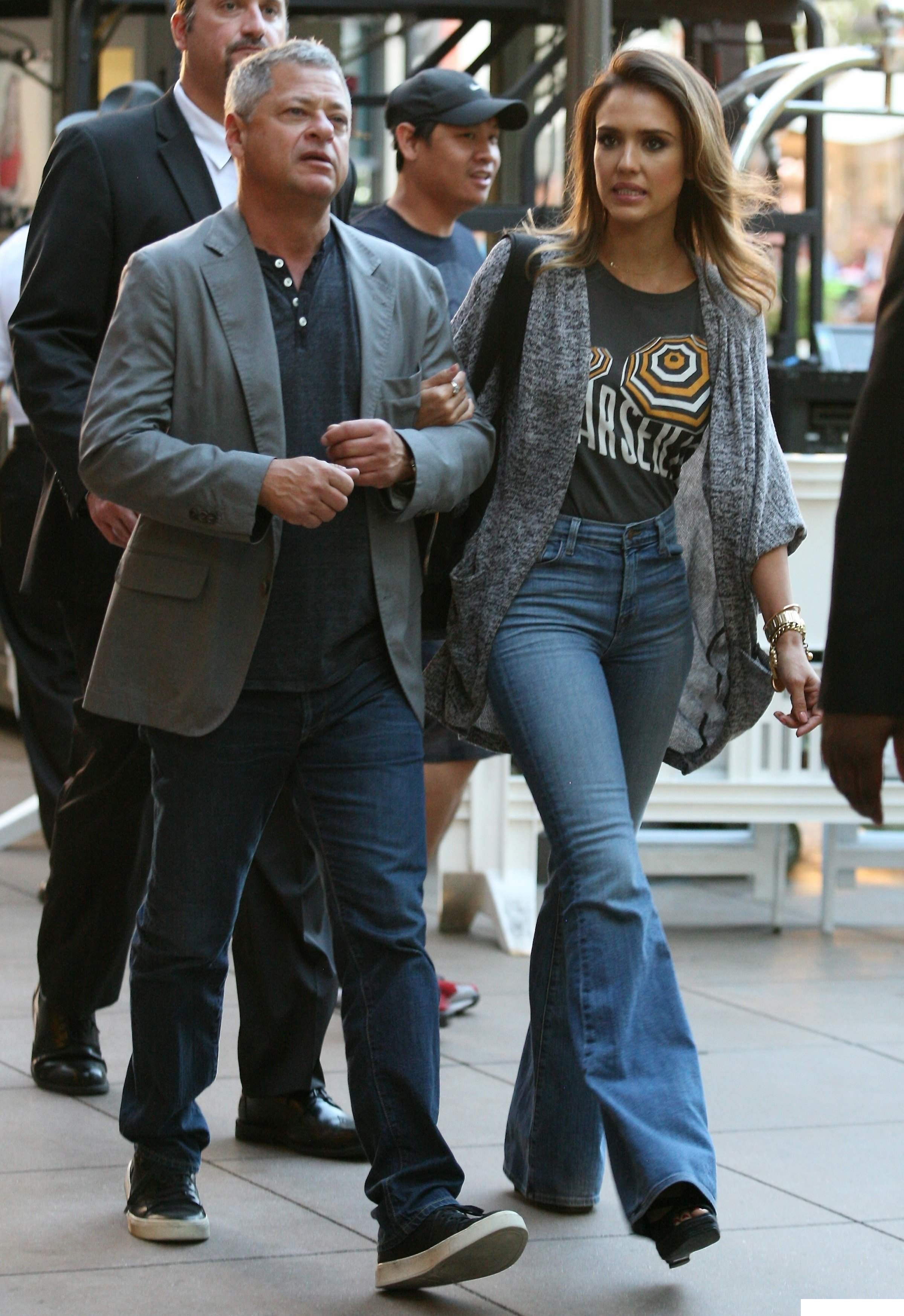 Джессика Альба. Джессика Альба направляется на съемки фильма "Особо опасна" в Западном Голливуде