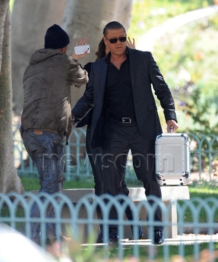 Шон Бин. Актер Шон Бин на съемках ТВ-сериала "Легенды" в центре Лос-Анджелеса