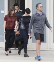 Энн Хэтэуэй. Энн замечена после занятий вокалом вместе с друзьями в Лос-Анджелесе.