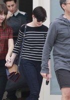 Энн Хэтэуэй. Энн замечена после занятий вокалом вместе с друзьями в Лос-Анджелесе.