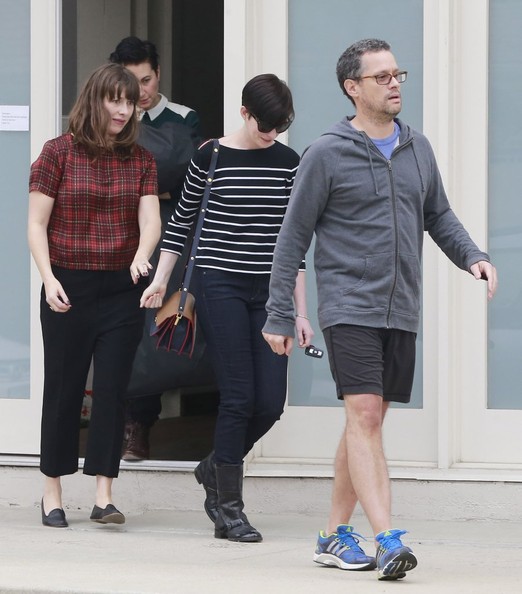 Энн Хэтэуэй. Энн замечена после занятий вокалом вместе с друзьями в Лос-Анджелесе.