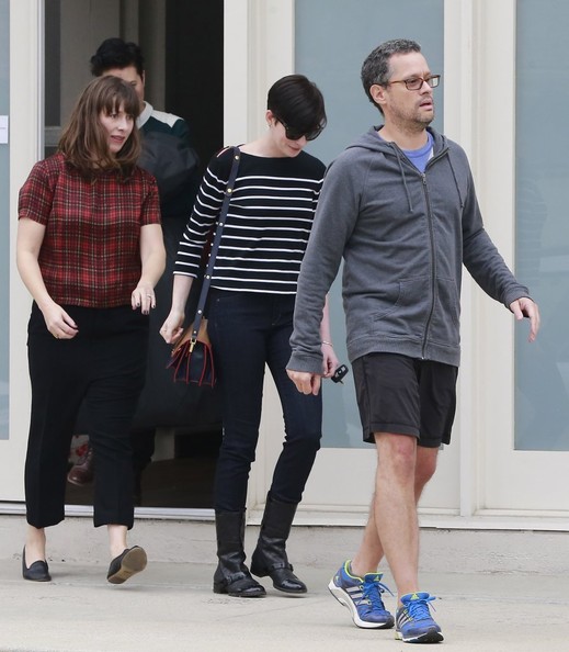 Энн Хэтэуэй. Энн замечена после занятий вокалом вместе с друзьями в Лос-Анджелесе.