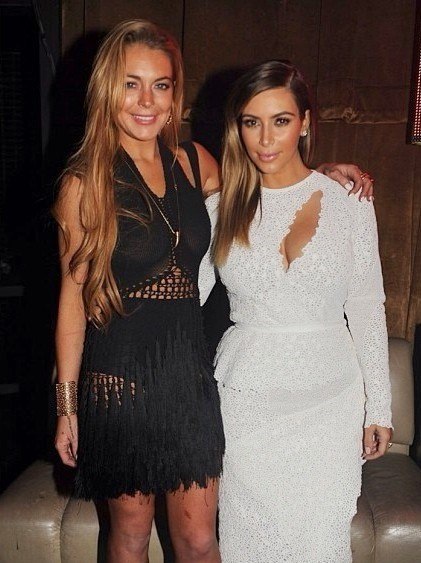 Линдси Лохан. 4 декабря Лин посетила DuJour Magazine's event at Delano Beach Club , вместе с Ким и Канье