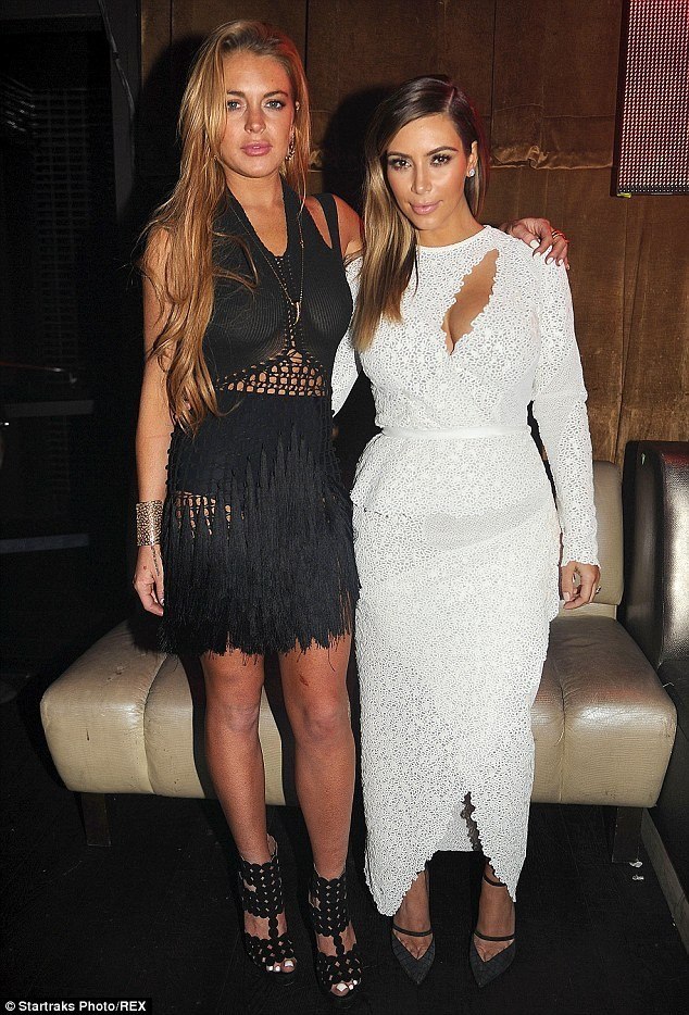 Линдси Лохан. 4 декабря Лин посетила DuJour Magazine's event at Delano Beach Club , вместе с Ким и Канье