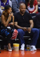Рианна. 7 АПРЕЛЯ - RIHANNA НА БАСКЕТБОЛЬНОМ МАТЧЕ CLIPPERS VS. LAKERS В ЛОС-АНДЖЕЛЕСЕ 