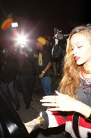 Рианна. 7 АПРЕЛЯ - RIHANNA ВОЗЛЕ КЛУБА GREYSTONE В ЛОС-АНДЖЕЛЕСЕ