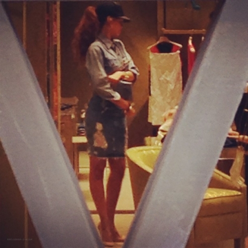 Рианна. 5 АПРЕЛЯ - РИАННА И ЕЁ МАМА НА ШОППИНГЕ В RODEO DRIVE В БЕВЕРЛИ-ХИЛЛЗ 