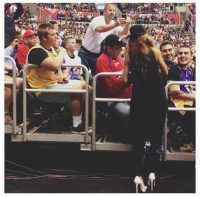 Рианна. 7 АПРЕЛЯ - RIHANNA НА БАСКЕТБОЛЬНОМ МАТЧЕ CLIPPERS VS. LAKERS В ЛОС-АНДЖЕЛЕСЕ 