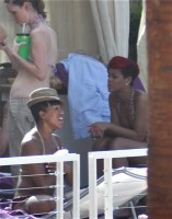 ФОТО: RIHANNA В БИКИНИ ОТДЫХАЕТ В ОТЕЛЕ В ЛАС-ВЕГАСЕ 