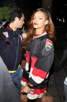 Рианна. 7 АПРЕЛЯ - RIHANNA ВОЗЛЕ КЛУБА GREYSTONE В ЛОС-АНДЖЕЛЕСЕ