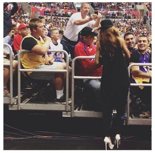 Рианна. 5 АПРЕЛЯ - РИАННА И ЕЁ МАМА НА ШОППИНГЕ В RODEO DRIVE В БЕВЕРЛИ-ХИЛЛЗ 