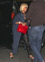 Рианна. 13 МАЯ - РИАННА ПРИБЫВАЕТ В СВОЙ ОТЕЛЬ В НЬЮ-ЙОРКЕ