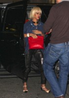 Рианна. 13 МАЯ - РИАННА ПРИБЫВАЕТ В СВОЙ ОТЕЛЬ В НЬЮ-ЙОРКЕ