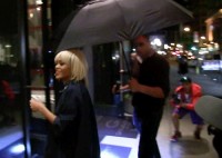 Рианна. 13 МАЯ - РИАННА ПРИБЫВАЕТ В СВОЙ ОТЕЛЬ В НЬЮ-ЙОРКЕ